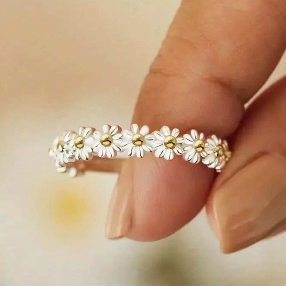 FASHION DAISY RING IN SILVERTONE